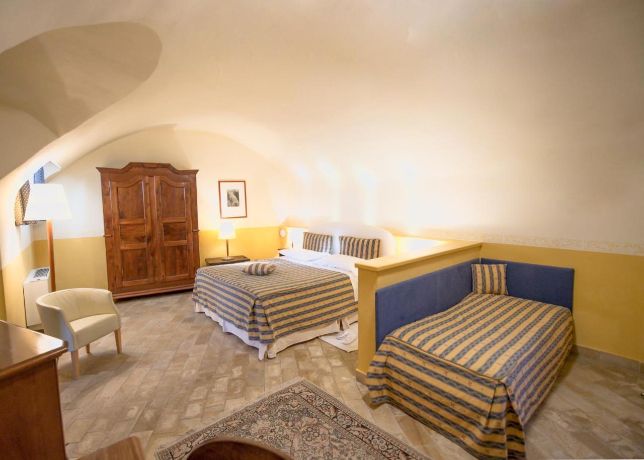 Castello Rosso Hotel Costigliole Saluzzo Exterior foto